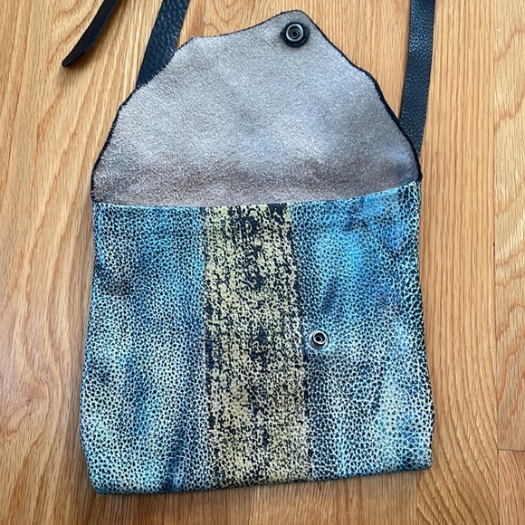Tandy Leather handmade small crossbody blue yellow green black snap adjustable - Picture 4 of 15